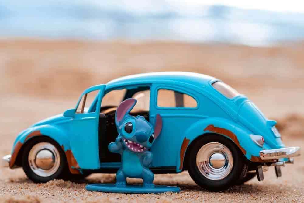 SIMBA TOYS - Lilo & Stitch - 1959 volkswagen beetle die-cast model + character 1:32 scale